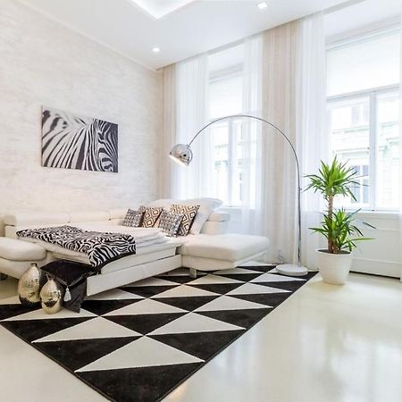 Stylish Apartment 5 Minutes Walk From City Center Prag Exterior foto