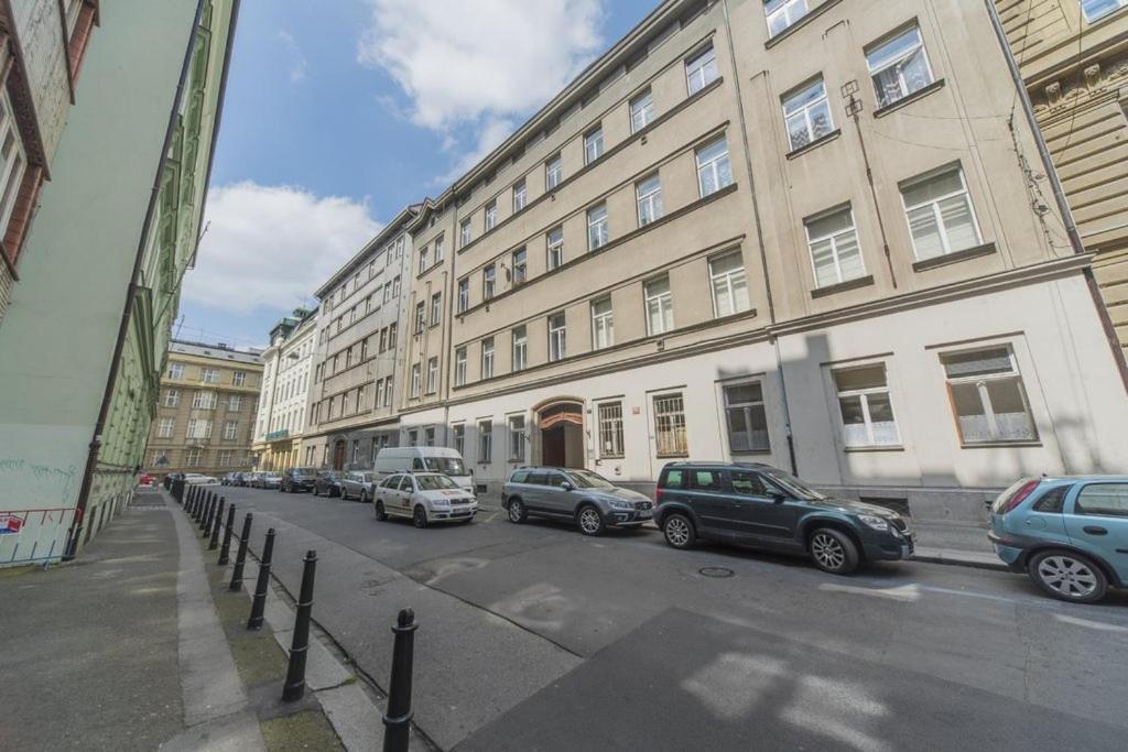 Stylish Apartment 5 Minutes Walk From City Center Prag Exterior foto
